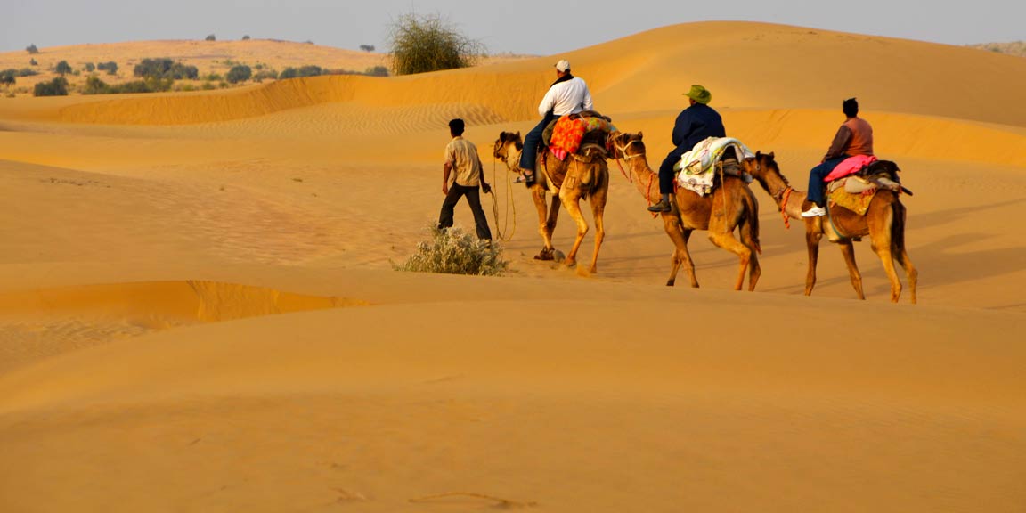 Desert Safari: Do not ignore these travel tips and tricks before going on desert safari. tips and tricks for desert safari in india HerZindagi