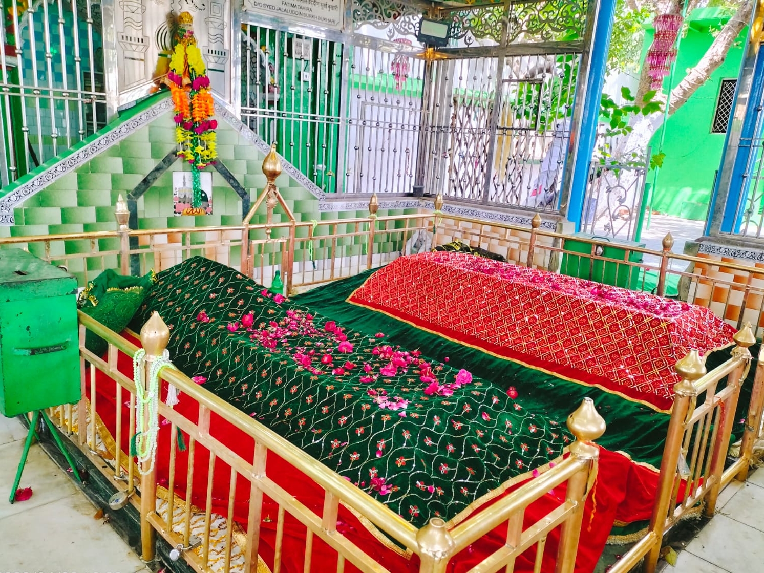 Crowd of pilgrims gathered, SP MLA Mehboob Ali covered. Urs organized at the Dargah of Shah Vilayat in Amroha: Crowd of pilgrims gathered, SP MLA Mehboob Ali covered the bed - Amroha