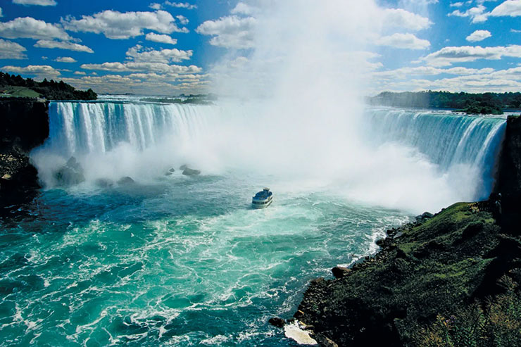 If you go to visit Canada then definitely do these things. things to do in canada | HerZindagi