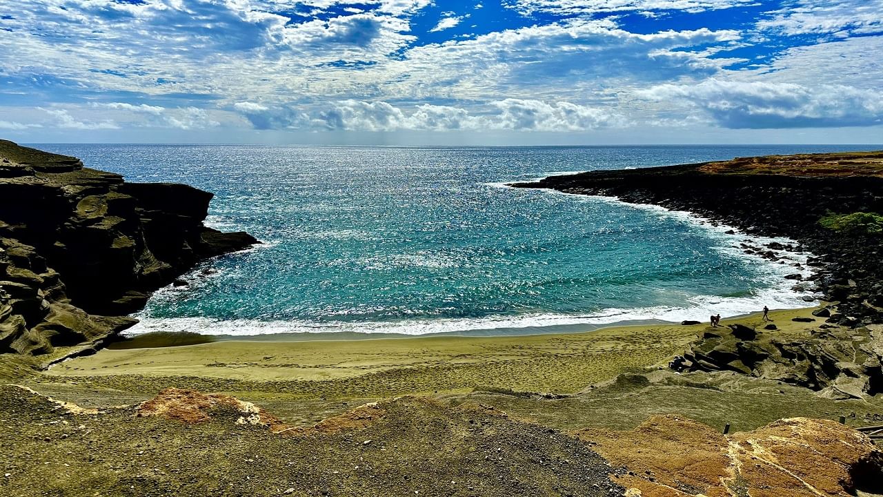 The world's unique beach, where the color of the sand turns green due to a precious stone - Hindi News | Mahana Beach With Rare Green Sand Tourists come Across The Globe |