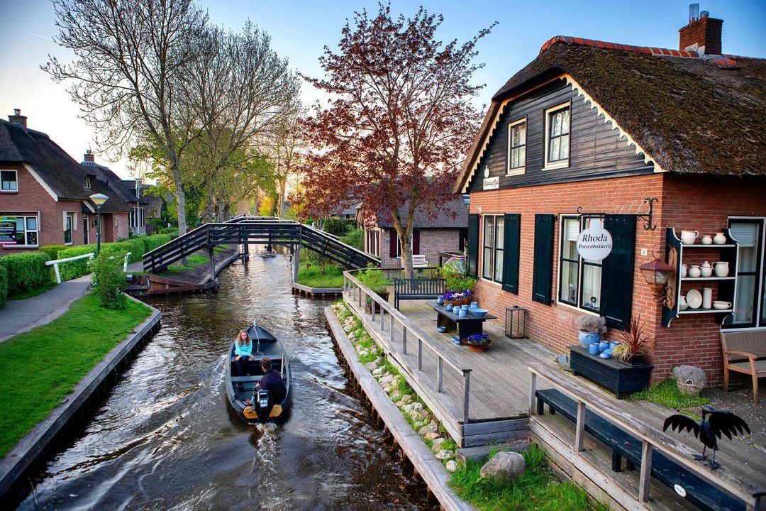 Which Country Has No Roads: There is not a single road in this country. giethoorn water village city ​​with no roads netherlands giethoorn village without roads | HerZindagi