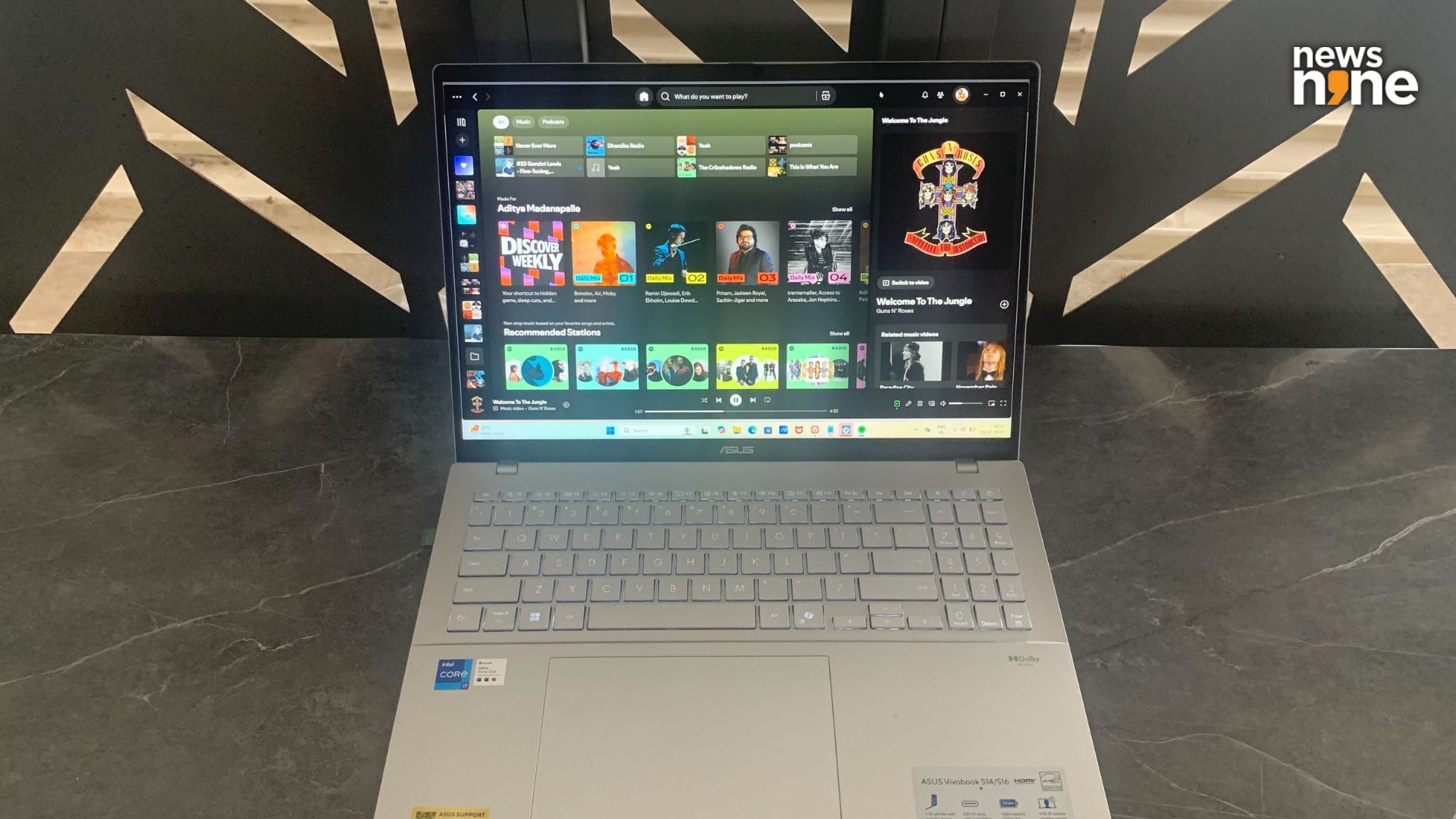The IPS display does a great job of cutting off the glare, an OLED panel is more juicy but also more reflective. (Image Credit: Aditya Madanapalle/News9). 