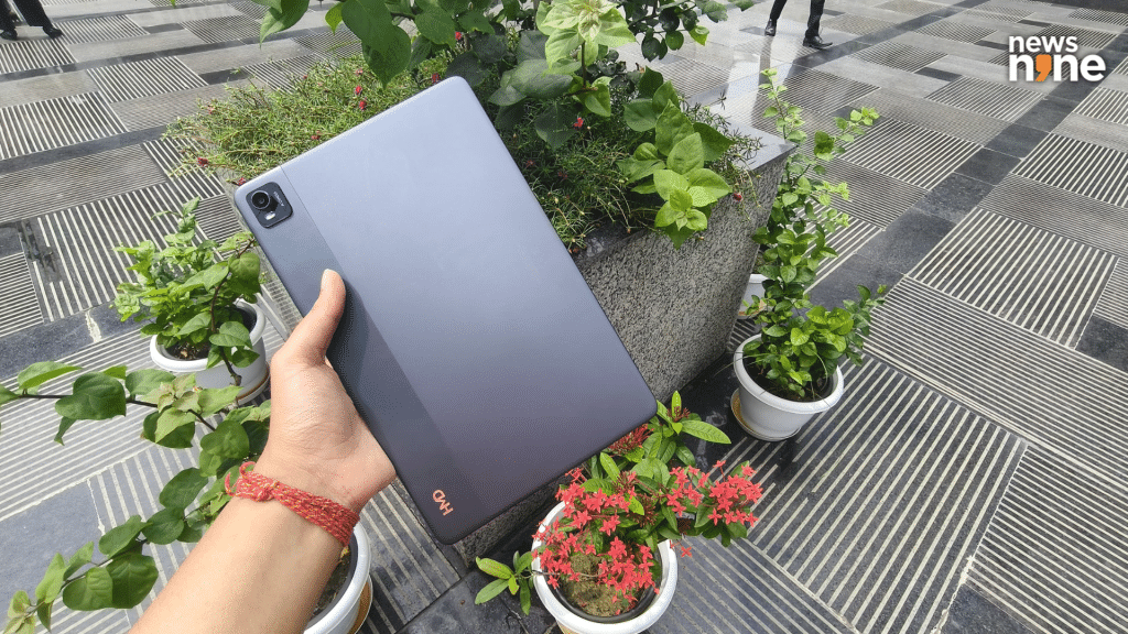 Its IP52 rating ensures basic dust and splash resistance, ideal for everyday use. (Image Credit: Pragya Singha Roy/News9)