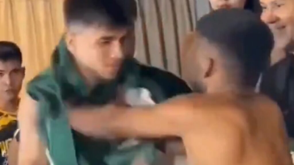 VIDEO: Pakistani player teases Indian player with 6-0 celebration, leading to scuffle between them in front of everyone.