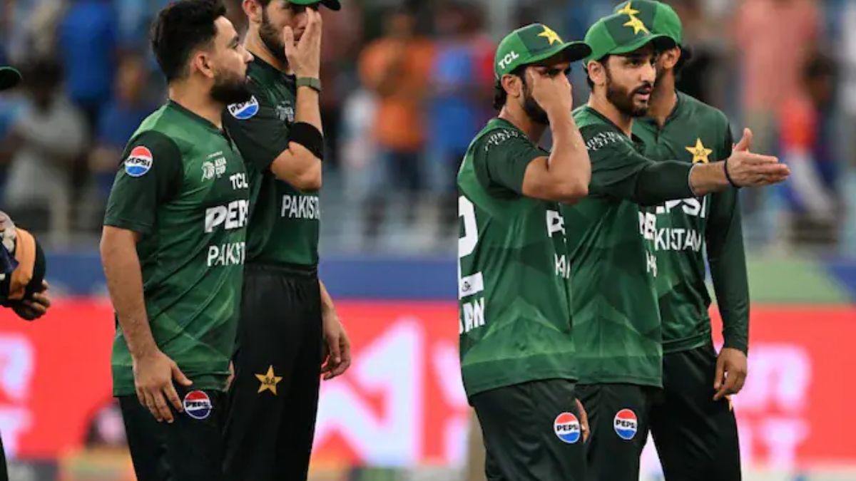 PAK vs UAE: थूक कर चाटने का काम कर रही Pakistan Team, पहले किया बॉयकॉट का ऐलान, लेकिन अब मैच खेलने पहुंच गई स्टेडियम 4 Pakistan Team