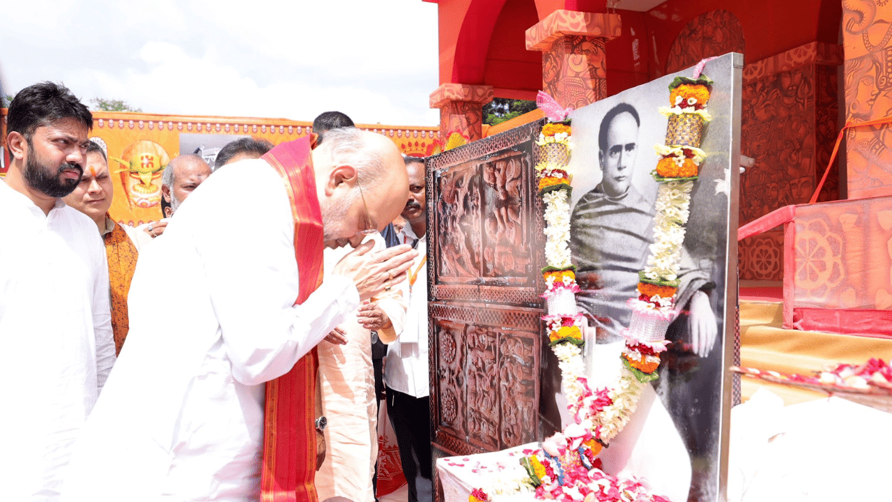 Amit Shah in Kolkata for Durga Puja 2025: Tour highlights, temple visits, and pandal inauguration 