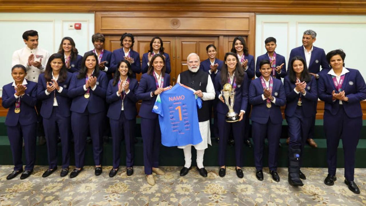 Pm Modi Meets Team India (4)