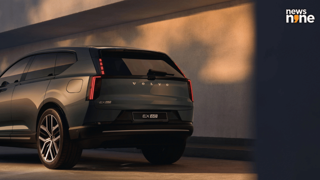 2027 Volvo EX60 back gets vertically stacked tail lamps