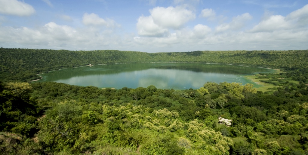 The Lonar Crater lake. (Image Credit: V4vjk/Wikimedia Commons). 