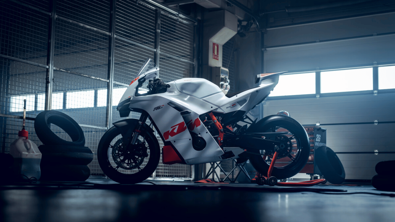 2026 KTM 990 RC R Track.