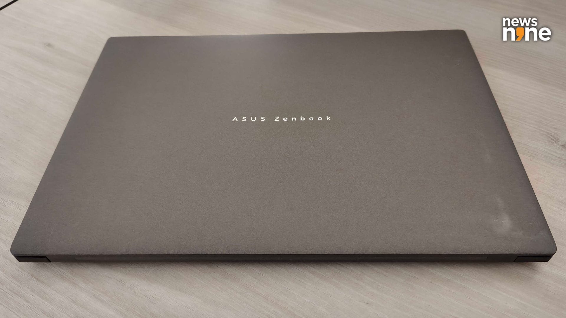 The branding on the lid catches the light in a pleasing way. (Image Credit: Aditya Madanapalle/News9). 