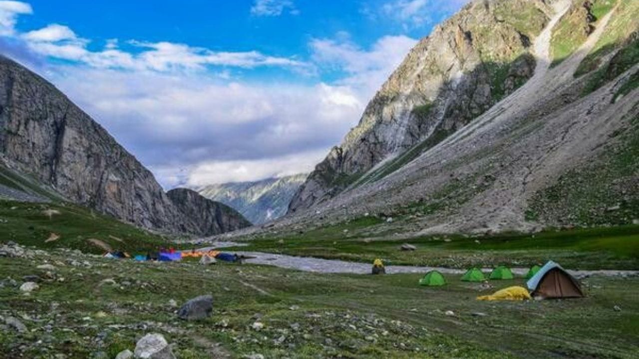 summer hiking destinations in India, best summer treks in India, Himalayan trekking routes, trek in Uttarakhand, trek in Himachal